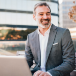 Fernando Bruno Crestani analisa as vantagens e desafios de investir em imóveis residenciais e comerciais para gerar renda.