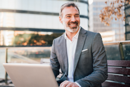 Fernando Bruno Crestani analisa as vantagens e desafios de investir em imóveis residenciais e comerciais para gerar renda.