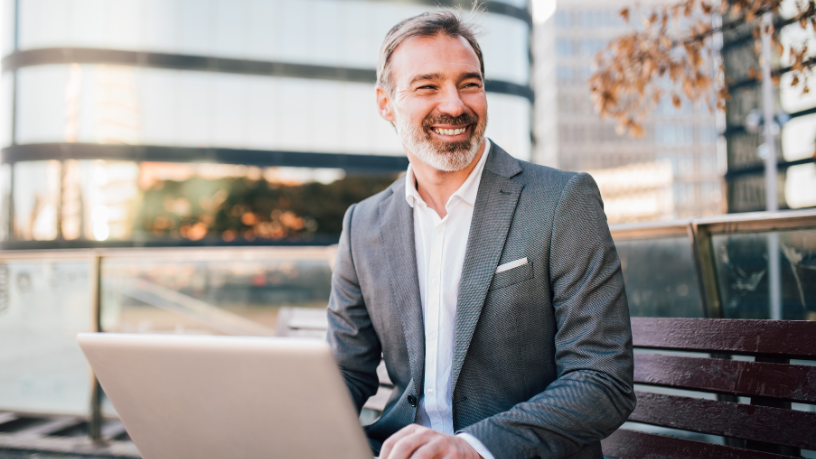 Fernando Bruno Crestani analisa as vantagens e desafios de investir em imóveis residenciais e comerciais para gerar renda.