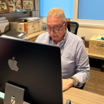 Paulo Twiaschor mostra como a visão computacional com Edge AI detecta automaticamente EPIs e zonas de risco na obra.