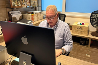 Paulo Twiaschor mostra como a visão computacional com Edge AI detecta automaticamente EPIs e zonas de risco na obra.