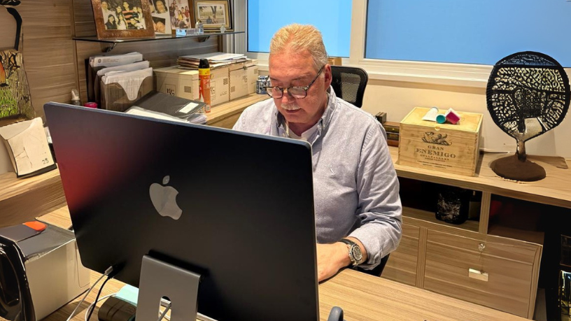 Paulo Twiaschor mostra como a visão computacional com Edge AI detecta automaticamente EPIs e zonas de risco na obra.