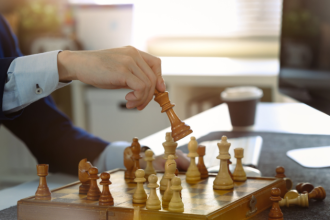 A gestão estratégica de crises começa com análise rápida, decisões baseadas em dados e comunicação assertiva — como reforça Bráulio Henrique Dias Viana.