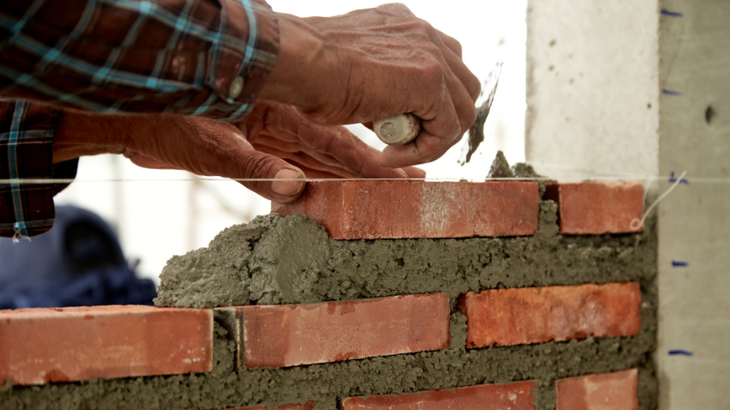 A correta aplicação de vergas e contravergas garante segurança e durabilidade na alvenaria, conforme a experiência de Valderci Malagosini Machado.