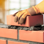 Vergas e contravergas em alvenaria têm papel estrutural essencial e exigem execução correta, como orienta Valderci Malagosini Machado.