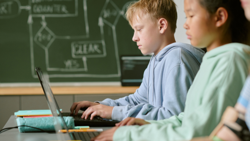 A tecnologia climática ganha espaço na educação quando sensores e dados são aplicados ao aprendizado. Gustavo Adolfo Morceli Rodrigues reforça a importância dessa inovação pedagógica.