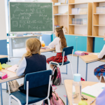 Sensores e dados tornam a tecnologia climática parte ativa da sala de aula, aproximando ciência e prática. Gustavo Adolfo Morceli Rodrigues destaca o potencial educativo dessa integração.