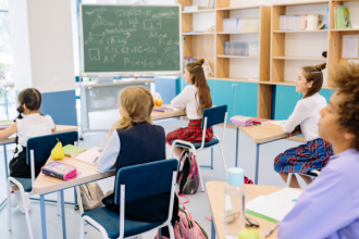 Sensores e dados tornam a tecnologia climática parte ativa da sala de aula, aproximando ciência e prática. Gustavo Adolfo Morceli Rodrigues destaca o potencial educativo dessa integração.