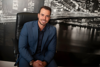 Felipe Rassi destaca a importância da análise jurídica em operações com créditos não performados para garantir segurança, transparência e eficiência nas negociações.